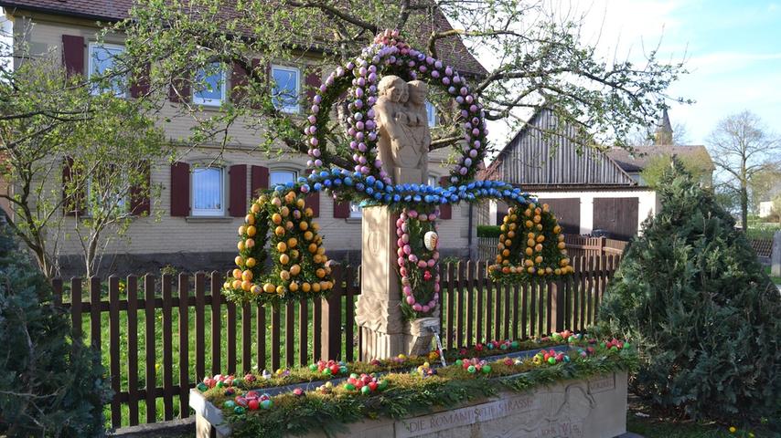 Besonders viel Mühe gaben sich die Bürger in Lohr. Dort gibt es eben nicht nur einen "ganz normalen" Osterbrunnen, sondern auch ...