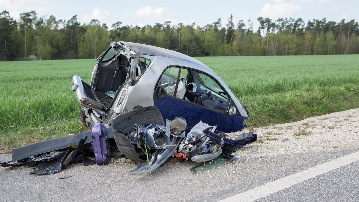 Am Smart des Unfallfahrers entstand ein Totalschaden.