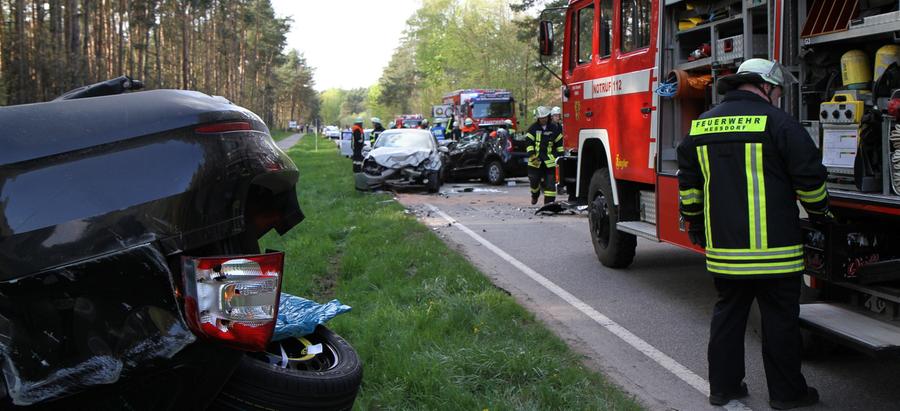 So eine ebenfalls 27-Jährige aus Erlangen, mit deren Wagen der VW frontal zusammenstieß. Vom Aufprall wurde der Kleinwagen der Verursacherin zurückgeworfen und kollidierte so mit dem folgenden Auto einer 26-jährigen Erlangerin.