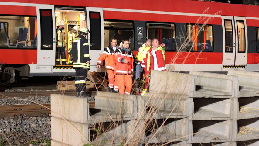 Feuerwehr evakuiert Zug nach S-Bahn-Unfall in Forchheim