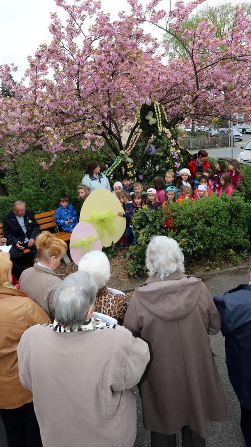 Der Osterbrunnen der Seniorenbegegnungsstätte Gartenstadt ist festlich geschmückt.