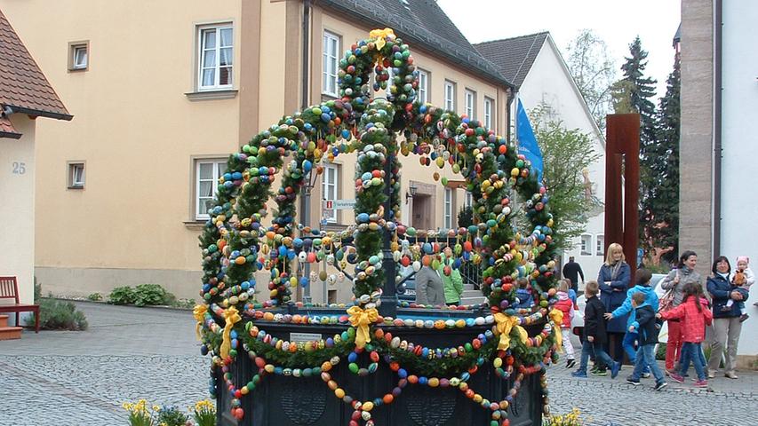 Der Kultur- und Verschönerungsverein schmückte am Freitag, 11. April, den Osterbrunnen am Hinteren Markt und lud zum Feiern ein.