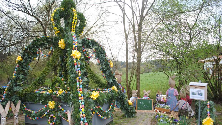 Das Schmücken der Brunnen zur Osterzeit ist ein einzigartiger Brauch, der sich in der Region zur alljährlichen Touristenattraktion entwickelt hat. Auch in Meckenlohe tragen Häschen, Blumen und bunte Eier zu österlicher Stimmung bei.