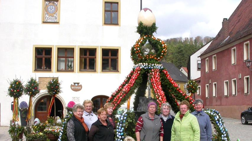 Stolz präsentierten sich einige der zahlreichen Helferinnen mit dem neu gestalteten Osterbrunnen 2014 am Kastler Marktplatz.