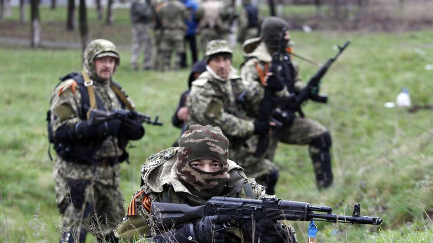 13. April 2014 : Die Ukraine beginnt einen "Anti-Terror-Einsatz" gegen prorussische Separatisten. Im Bild: Prorussische Separatisten, die sich noch am gleichen Tag auf Gefechte gegen Spezialkräfte der ukrainischen Polizei vorbereiten.