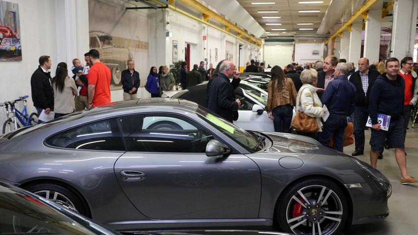 Versteigert wurden unter anderem auch Autos der Marken Ferrari, Porsche, BMW und Audi.