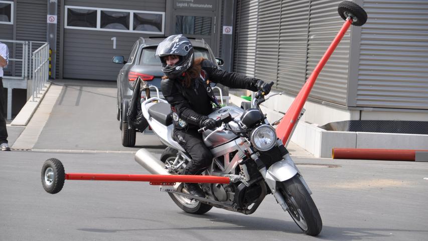 Mit einem speziell ausgerüsteten Kraftrad trainierten die Teilnehmer außerdem das Fahren.