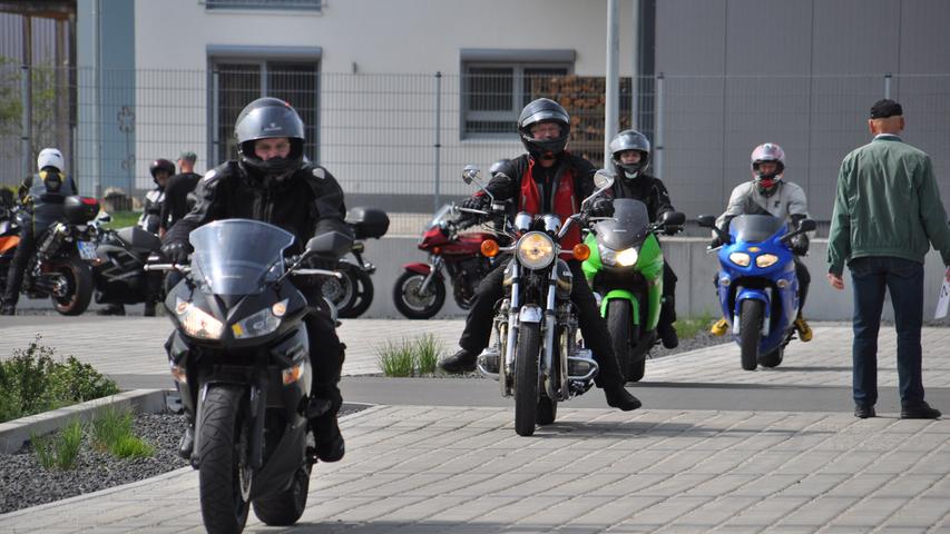 Kurven, Bremsen, Erste Hilfe: Motorradfahrer trainieren in Höchstadt