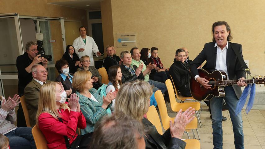 Der Brite unterhielt im Foyer des Gebäudes die Patienten des Klinikums mit einem Unplugged-Auftritt.