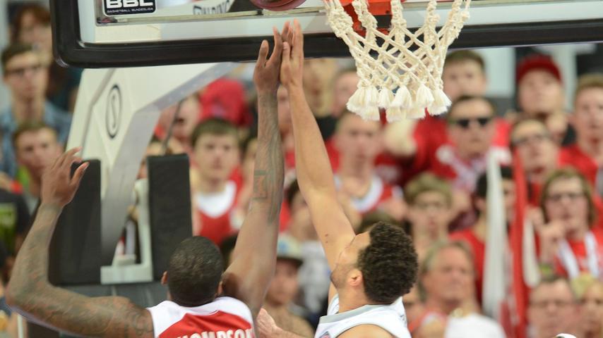 Nationalspieler Elias Harris lässt nichts unversucht, um den Layup von Deon Thompson zu verhindern.