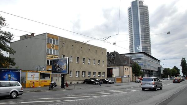 Die zusammengewürfelten flachen Gebäude werden derzeit "zwischengenutzt". Seit dem Jahr 2000 ist der 135 Meter hohe "Business Tower" das neue Eingangstor im Osten der Stadt.