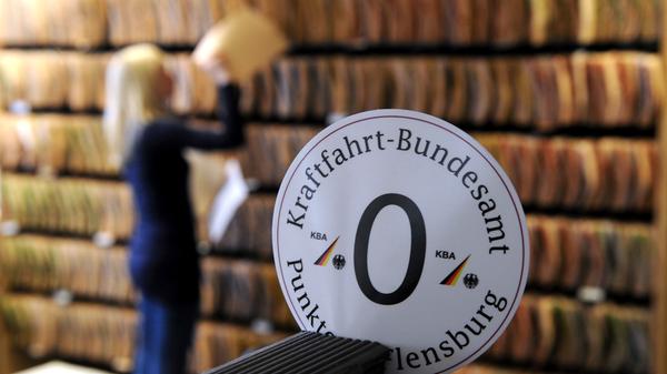 Falsch. Bei besonders schwerwiegenden Verstößen (wie dem Überfahren einer roten Ampel) sind durchaus Flensburg-Punkte möglich. Wenn der Radfahrer keinen Führerschein hat, kann ein Punktekonto eröffnet werden.