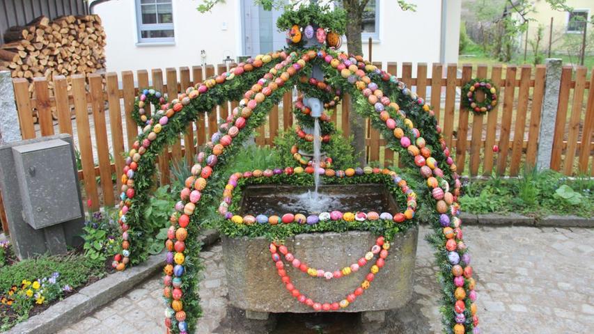 Mit viel Mühe und Herzblut wurde der Brunnen in Kleingeschaidt (Markt Heroldsberg) für das Osterfest dekoriert.