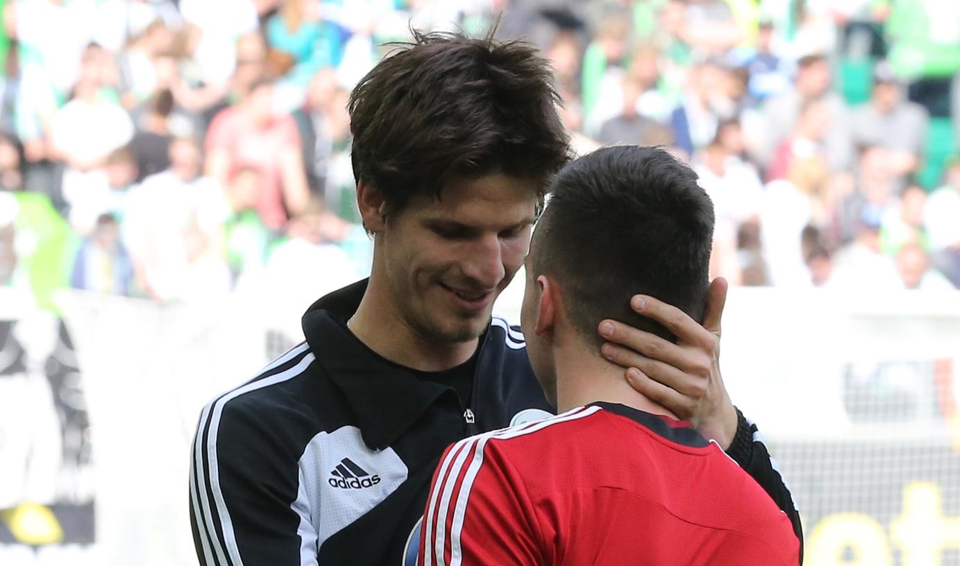 Kumpels aus der Nati: Timm Klose grüßt Nürnbergs Josip Drmic vor dem Spiel.