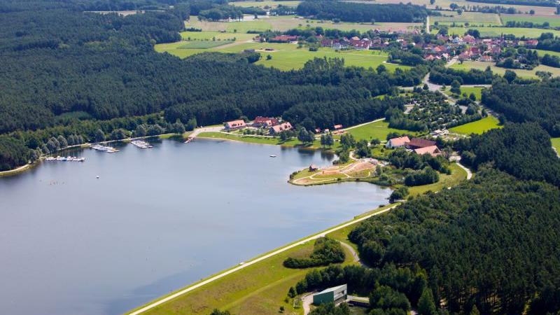 Der 2,1 Quadratkilometer große Rothsee gliedert sich in zwei Teile. Ein Rad- und Wanderweg lädt auf einer Länge von zwölf Kilometern dazu ein, den Rothsee zu umlaufen. Diverse Freizeit- und Erholungsanlagen rund um den See stehen für die Besucher bereit, unter anderem ein Volleyballfeld und ein Spielplatz. Am Erholungszentrum Birkach lädt das Cafè-Bistro mit seiner Terrasse zum Verweilen ein. Am Erholungszentrum Grashof gibt es eine Baderampe für Rollstuhlfahrer. "Ausgezeichnet" lautete die letzte EU-Einstufung der Badegewässerqualität. Adresse: Rothsee, 91161 Hilpoltstein