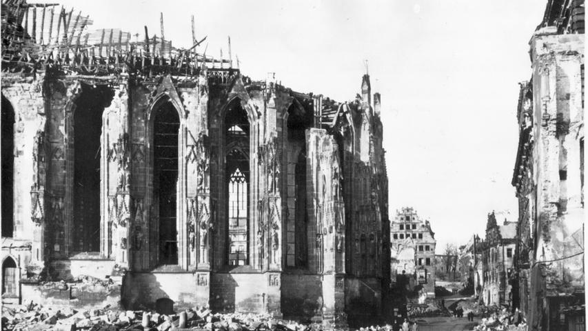 Der Ostchor des Gotteshauses bot 1945 einen erschütternden Anblick.  Hier geht es zum Artikel: "Die größte Tat: alle Kirchen stehen wieder"