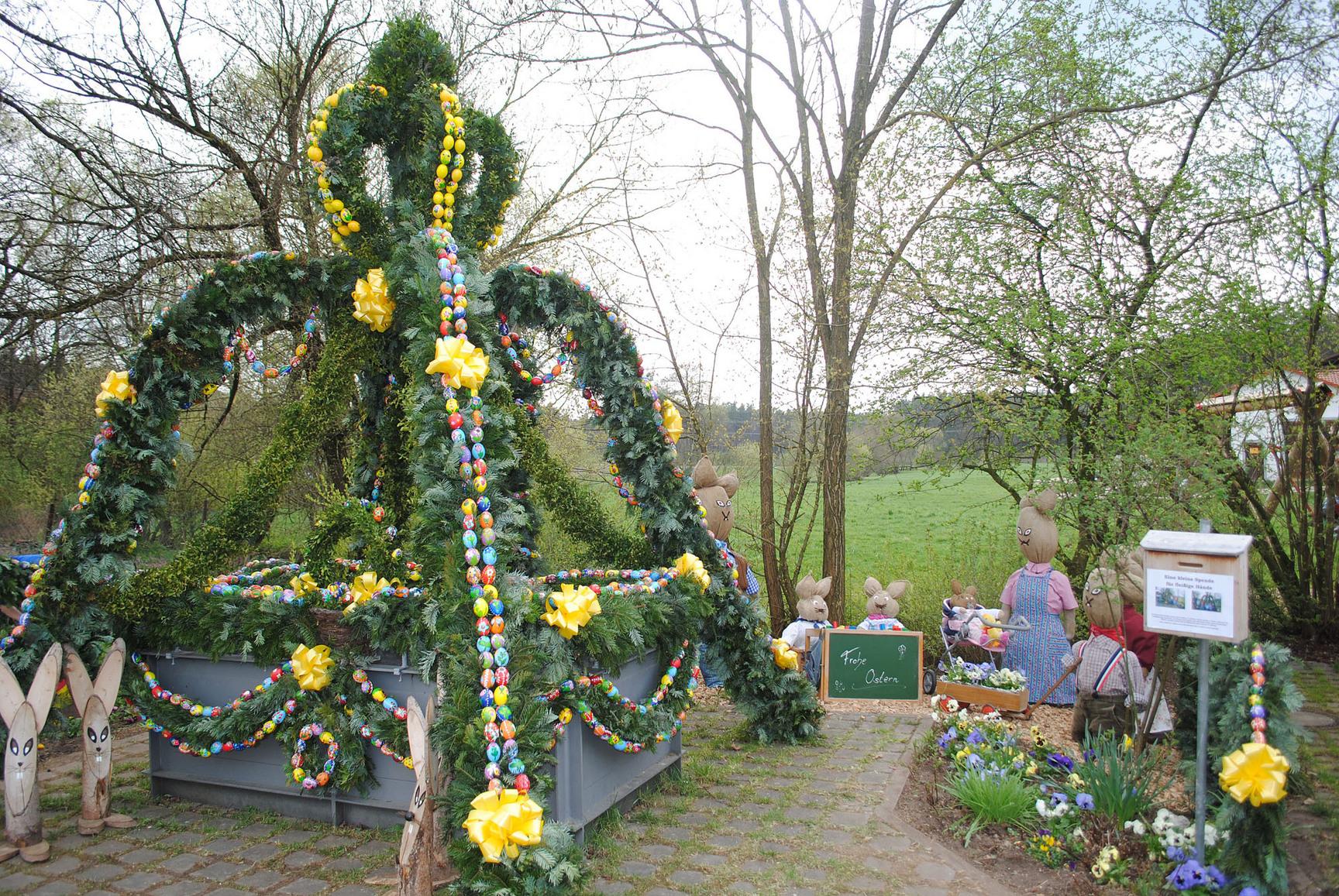 Bunt Und Zerbrechlich: Osterbrunnen Im Landkreis Roth - Roth | Nordbayern