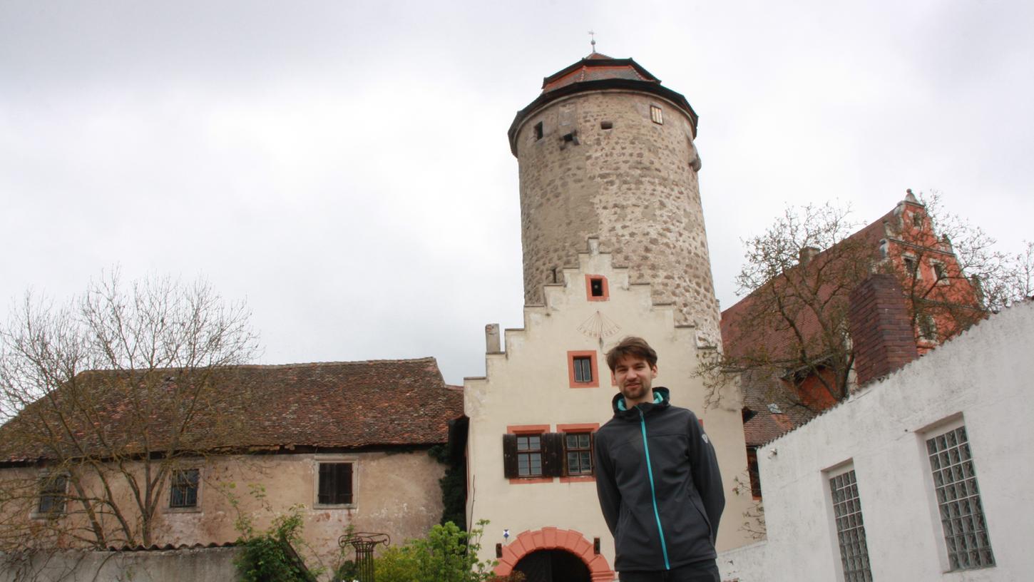 Vor der Burg Lisberg: Michael Bergrab wurde mit 22 Jahren von seiner Gemeinde zum ehrenamtlichen Bürgermeister gewählt.