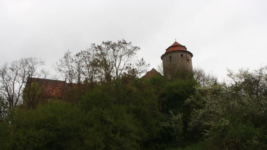 Verdeckt von Büschen und Bäumen ragt die Burg Lisberg über der Gemeinde auf. Das Besondere: Sie gehört zu den ältesten Burgen Deutschlands und ist die einzige unzerstörte Burg des Steigerwaldes.