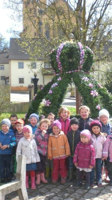 Auch die Kinder haben Freude am frisch geschmückten Osterbrunnen in Hechlingen.