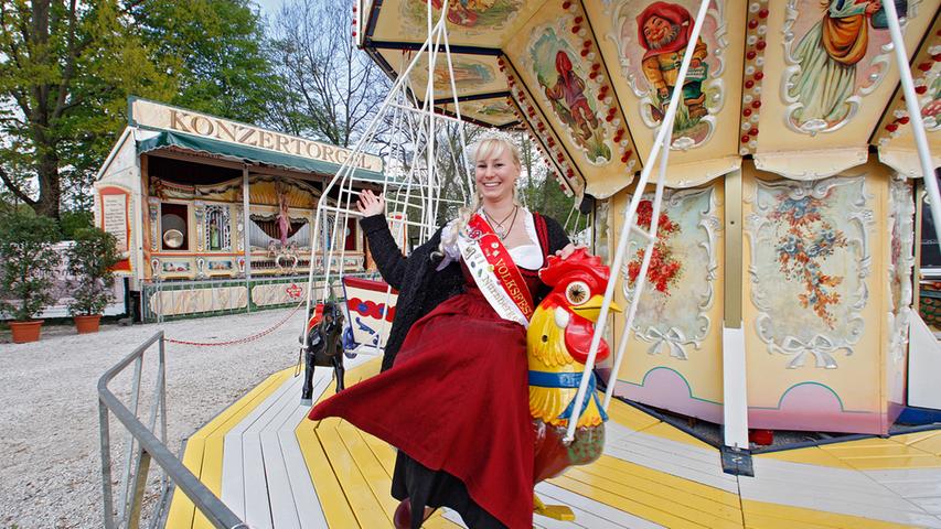Die Volksfestkönigin Andrea Konn drehte eine Runde im Nostalgie-Karussell.
