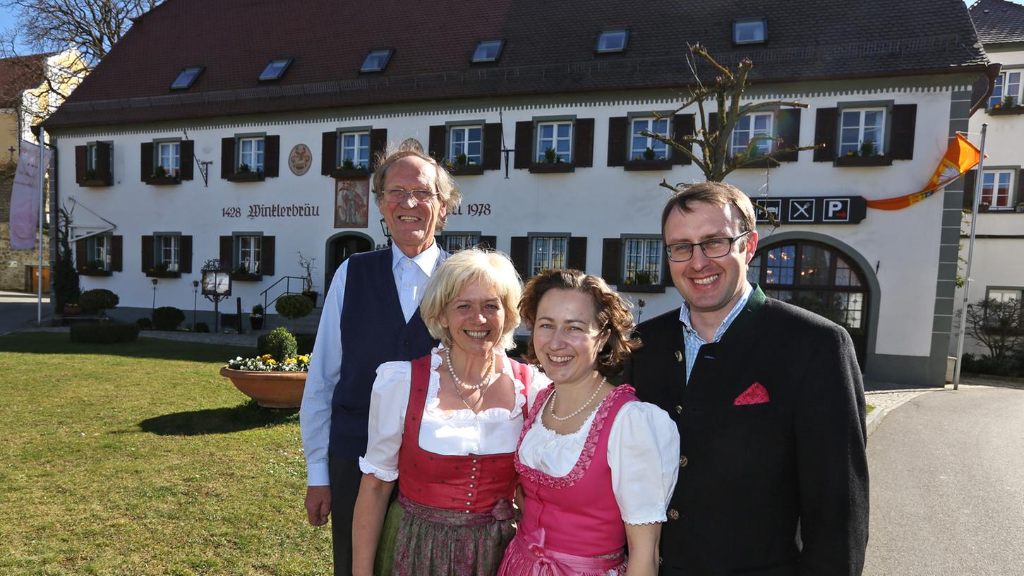 Georg und Karin Böhm, Gabi und Hanns Konrad Winkler (v. r. n. l.) führen das Winkler Bräustüberl samt Privatbrauerei und Gutshof in Lengenfeld. Georg und Karin Böhm, Gabi und Hanns Konrad Winkler (v. r. n. l.) führen das Winkler Bräustüberl samt Privatbrauerei und Gutshof in Lengenfeld.