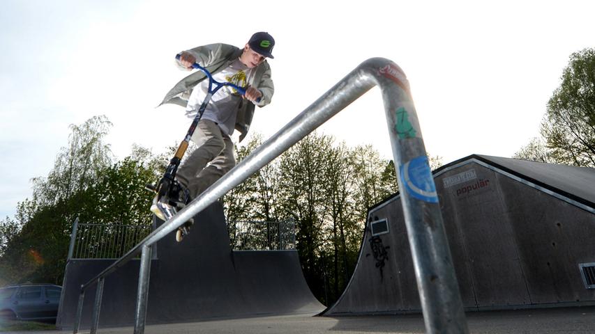 Herzo steht Kopf: Mit dem Stunt-Scooter beim Skatepark