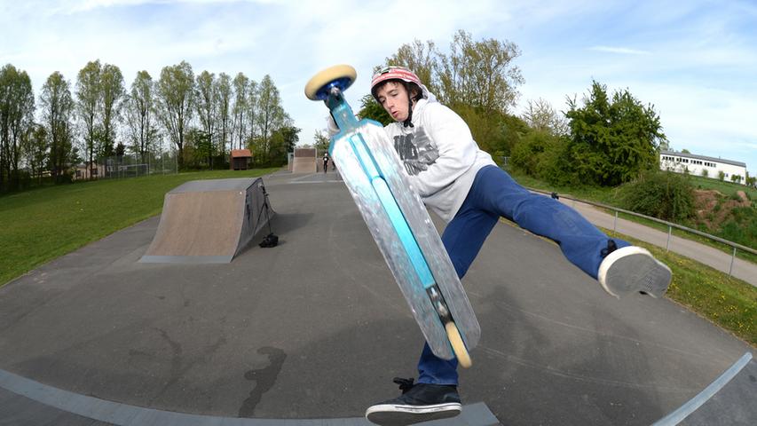 Herzo steht Kopf: Mit dem Stunt-Scooter beim Skatepark
