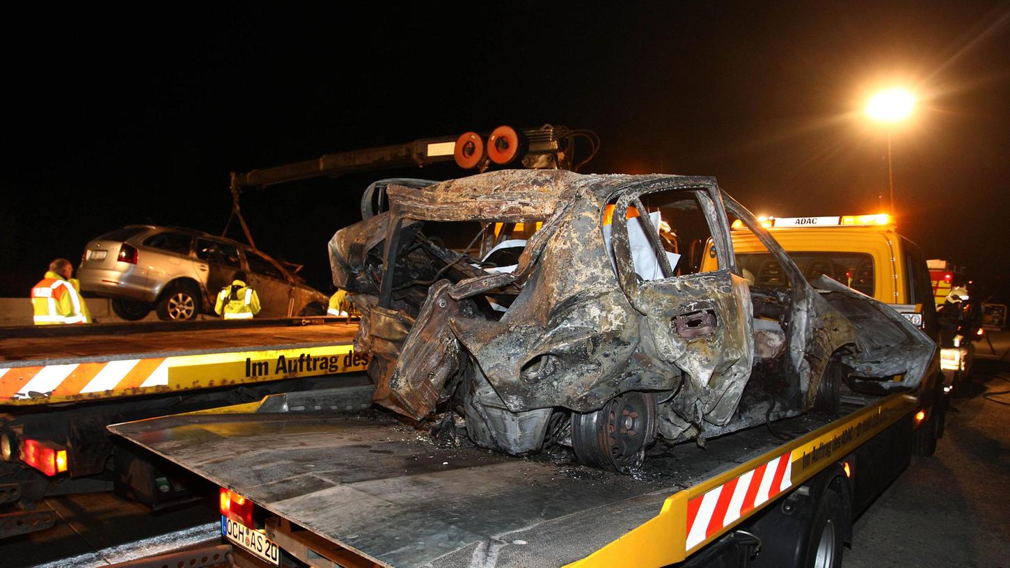 Zwei Menschen sind bei einem schweren Autounfall auf der  A7 südlich von Würzburg ums Leben gekommen.