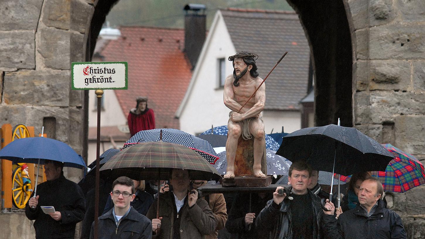 Das nasskalte Wetter hat die gläubigen Katholiken in Neunkirchen nicht davon abgehalten, bei der Karfreitagsprozession des Leidens und Sterbens Christi zu gedenken.