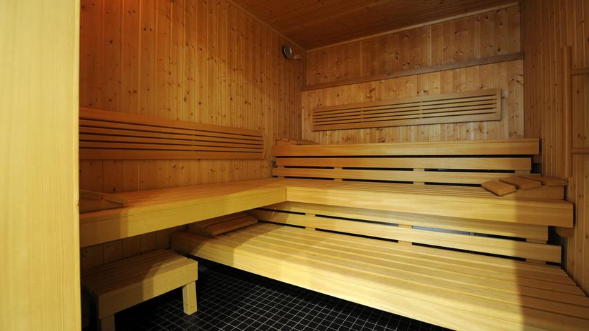 ...oder in der Sauna erholen. Über die genaue Kleiderordnung für diesen speziellen Bereich ist der Redaktion nichts bekannt.