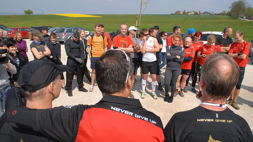 Insgesamt versammeln sich fast 60 Teilnehmer in Kalchreuth, um mit Rucksäcken, Reifen und Gewicht-Westen ausgestattet die zweite Trainingsrunde anzugehen.
