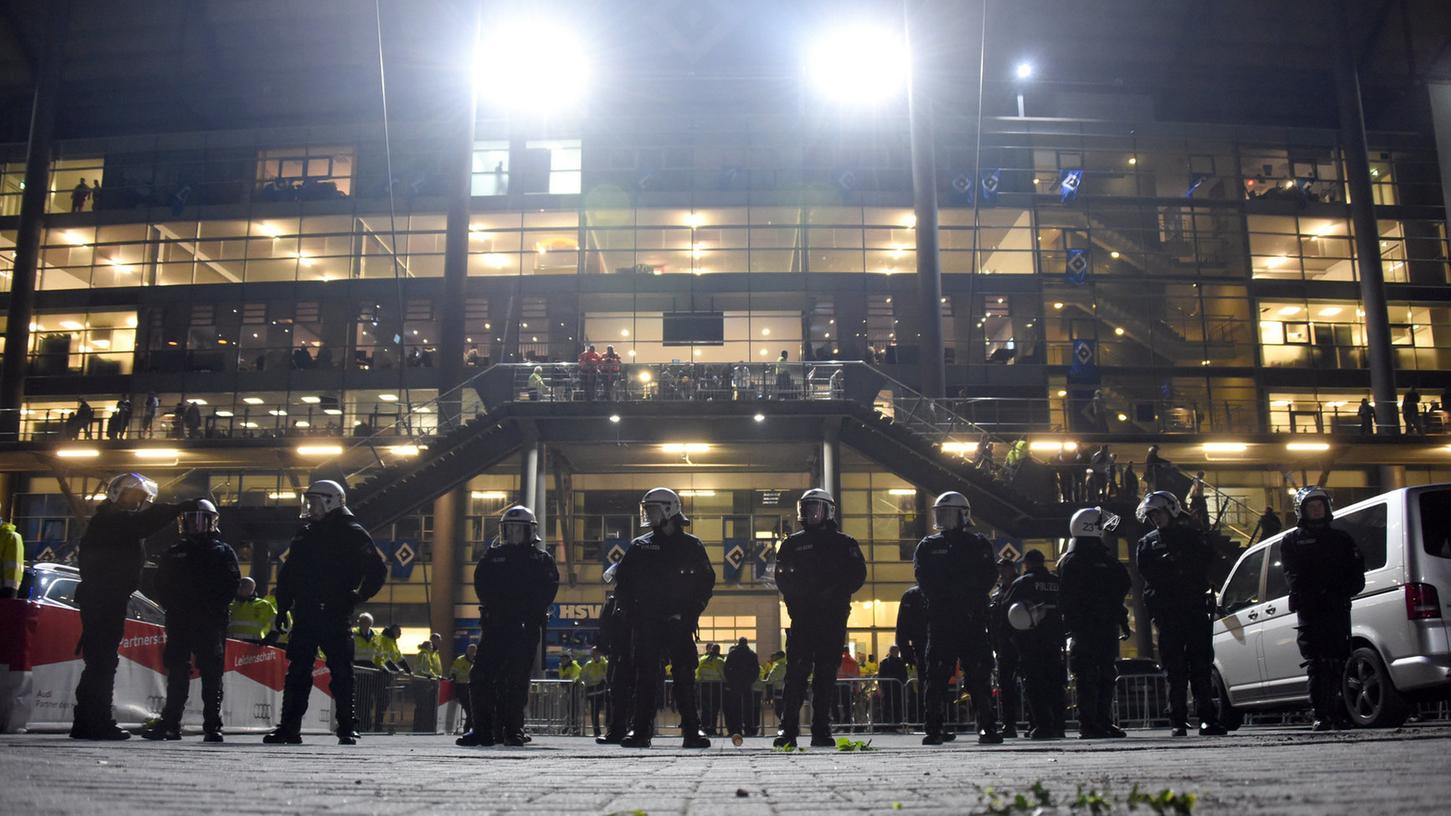 Unter Polizeibewachung: Rund 70 HSV-Fans wollten nach der Wolfsburg-Pleite die Geschäftsstelle stürmen.