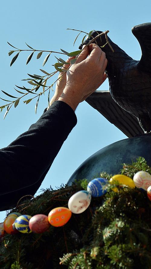 Passend zur österlichen Friedensbotschaft bekam die Taube auf der Spitze des Brunnens einen Olivenzweig in den Schnabel gelegt.