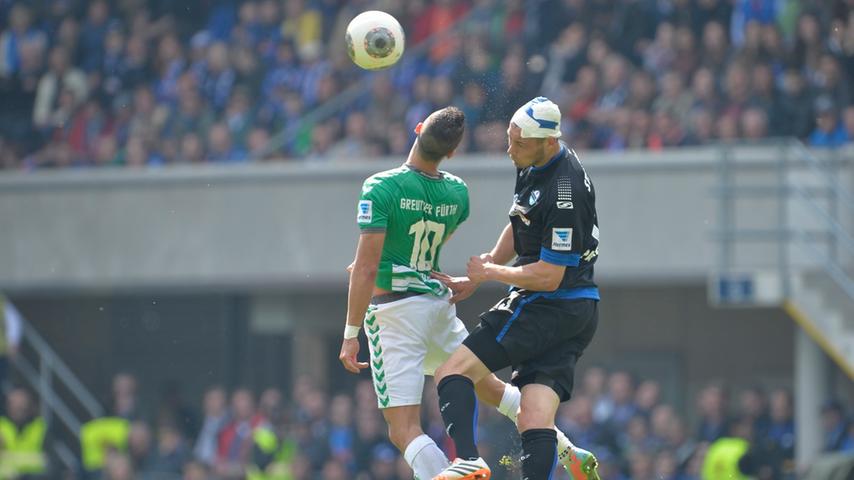 Der verletzte Paderborner Christian Strohdiek spielt mit verbundenem Kopf weiter.