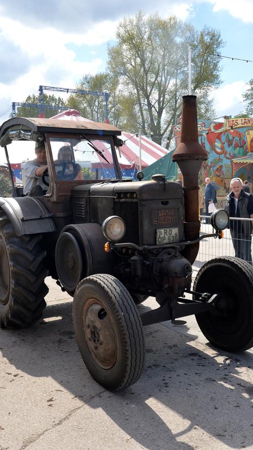 Mit dabei ist unter anderem auch ein historischer Traktor, der heutzutage wohl auf keinem Feld mehr im Einsatz ist.
