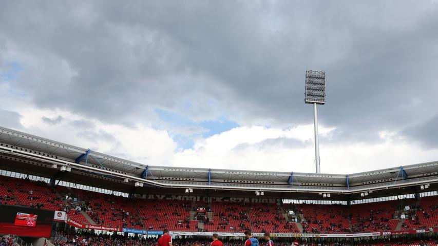 Dunkle Wolken hängen vor dem Spiel über dem Nürnberger Stadion. Der FCN empfängt Bayer 04 Leverkusen zum Heimspiel vor 37.000 Zuschauern.