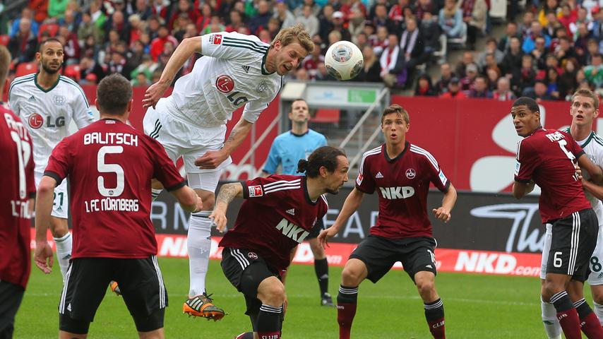 In der Folge bleibt das Spiel umkämpft. Nürnberg holt den ein oder anderen Freistoß heraus, doch Leverkusen behält in der Regel die Lufthoheit.