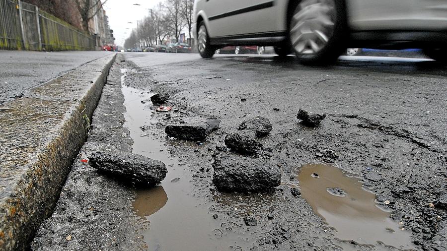 „Der Verfall springt einem regelrecht ins Auge“: Münchens früherer Kämmerer beklagte in Fürth den Zustand vieler deutscher Städte und Gemeinden. Unser Bild zeigt Frostschäden in der Karolinenstraße. „Der Verfall springt einem regelrecht ins Auge“: Münchens früherer Kämmerer beklagte in Fürth den Zustand vieler deutscher Städte und Gemeinden. Unser Bild zeigt Frostschäden in der Karolinenstraße.