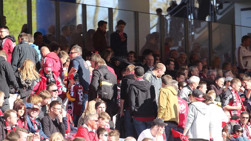 Enttäuschte Nürnberger Fans verlassen bereits in Scharen das Stadion.