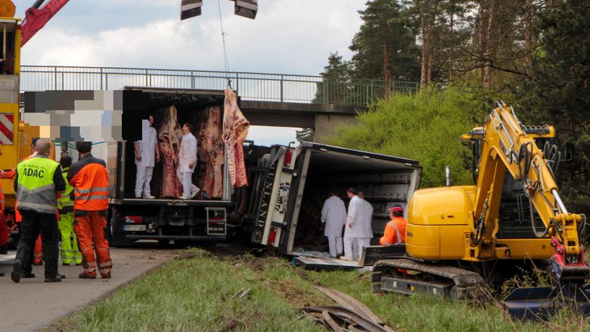 Nach Lkw-Unfall: Kran verlädt Rinderhälften auf A3 bei Nürnberg 