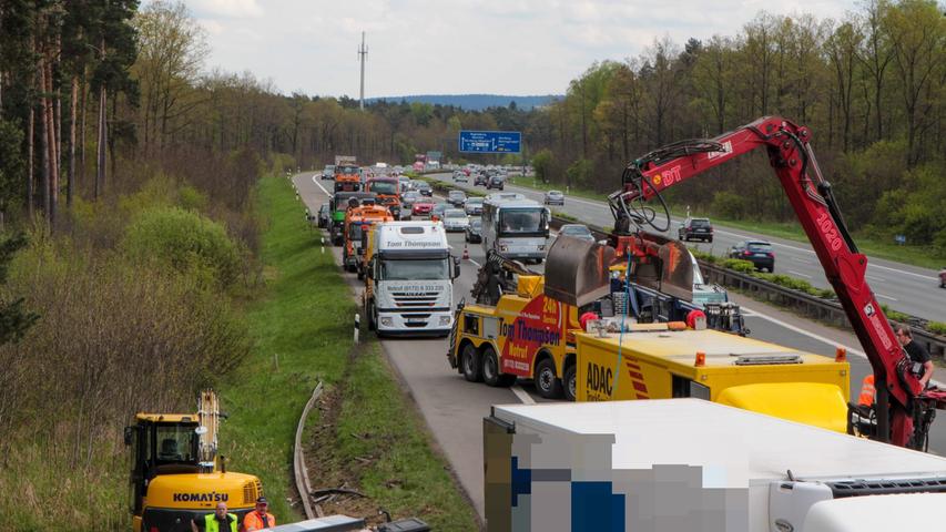 Nach Lkw-Unfall: Kran verlädt Rinderhälften auf A3 bei Nürnberg 