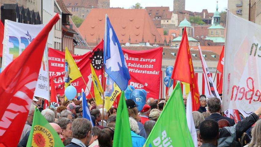 Bunte Fahnen für den Frieden: Ostermarsch in Nürnberg