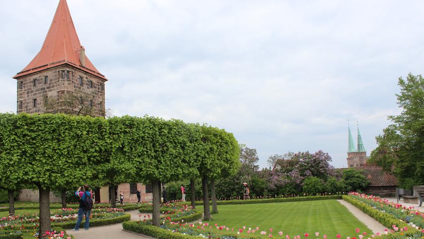 Weder Pomp noch Purpur gibt es dort, wo Kaiser flanierten: Der Burggarten lockt mit schlichter Schönheit und einfacher Geometrie.