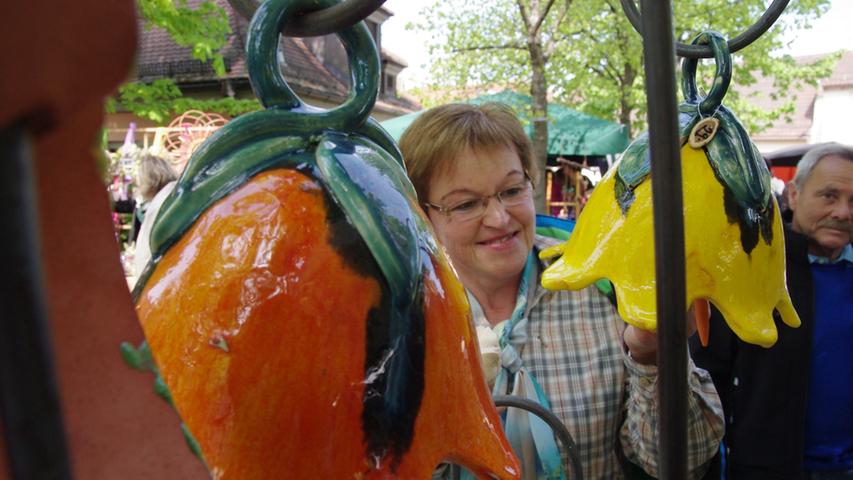 Hilde Bickel, die AIZ-Veranstaltungsleiterin aus Muhr am See, begeisterte sich für die dekorative Keramik der Döckingerin Birgit Beck.