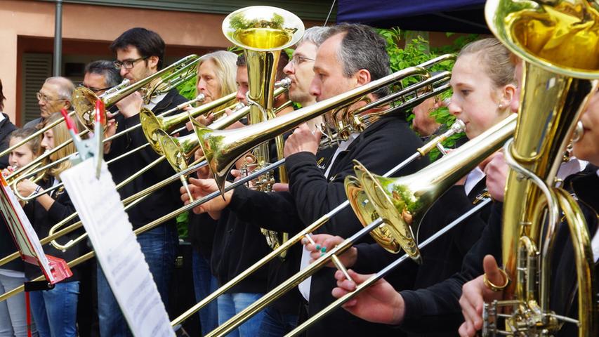 Der Oberasbacher Posaunenchor begleitete die offizielle Eröffnung des Markts musikalisch. Danach traten auch die Puppenspieler auf.