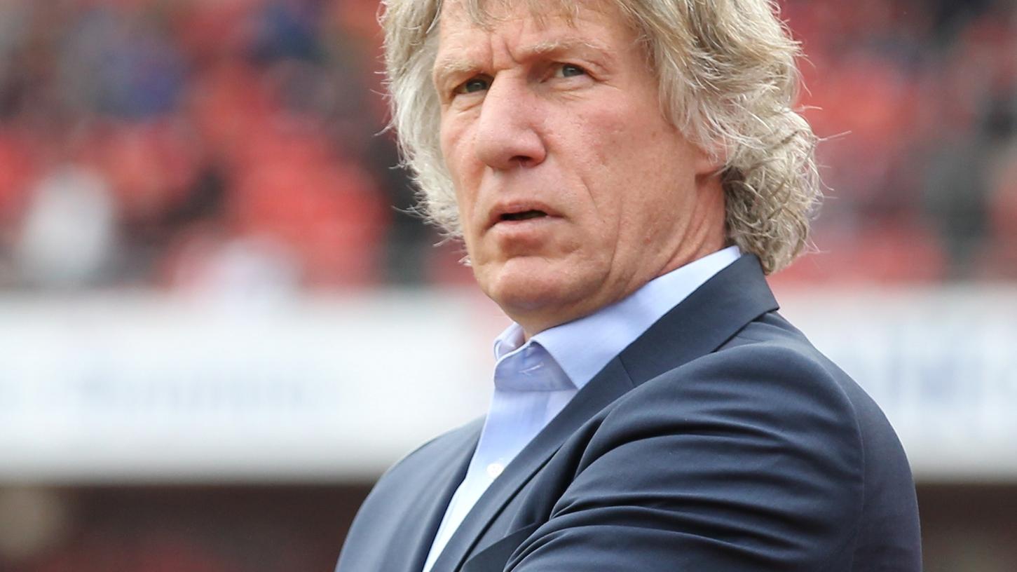 Trainer Gertjan Verbeek steht nach der erneuten Pleite gegen Leverkusen auf dem Prüfstand.