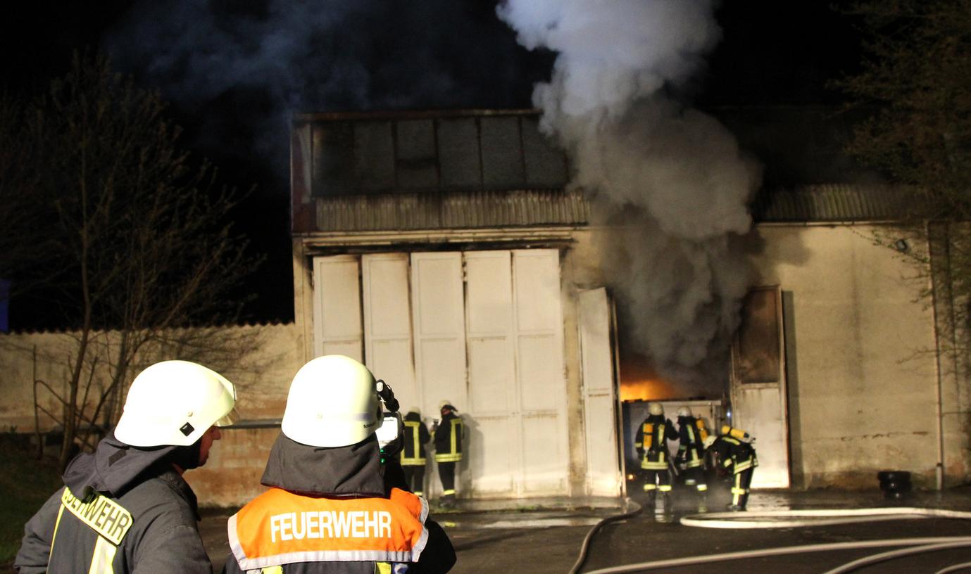 Das Feuer war gegen 21.15 Uhr in einer 2000 Quadratmeter grossen Lagerhalle ausgebrochen.