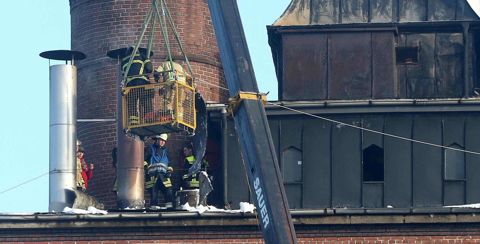 Für die Löscharbeiten in 75 Metern Höhe setzte die Feuerwehr einen Kran ein.