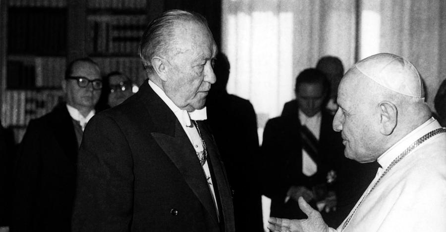 Am 22.01.1960 empfing der Papst den ehemaligen Bundeskanzler Konrad Adenauer (links) während dessen fünftägigen Staatsbesuches in Italien zu einer Audienz im Vatikan.